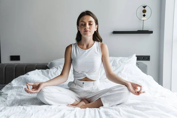 Evde Yatakta Otururken Meditasyon Yapan Parmaklarını Bir Arada Tutan Güzel — Stok fotoğraf