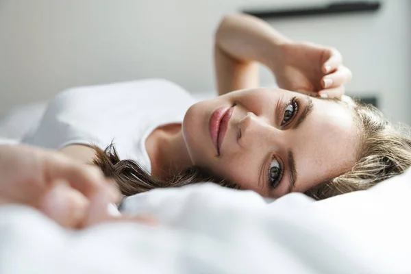 Image Beautiful Happy Woman Smiling Looking Camera While Lying Bed — Stock Photo, Image