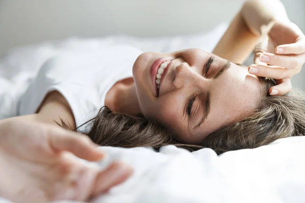 Imagem Bela Mulher Feliz Sorrindo Com Olhos Fechados Enquanto Deitada — Fotografia de Stock