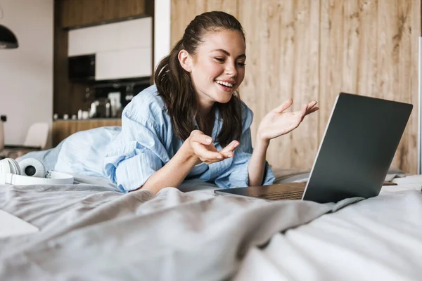 Fénykép Boldog Szép Lány Mosolyog Hogy Videohívás Laptopon Miközben Feküdt — Stock Fotó