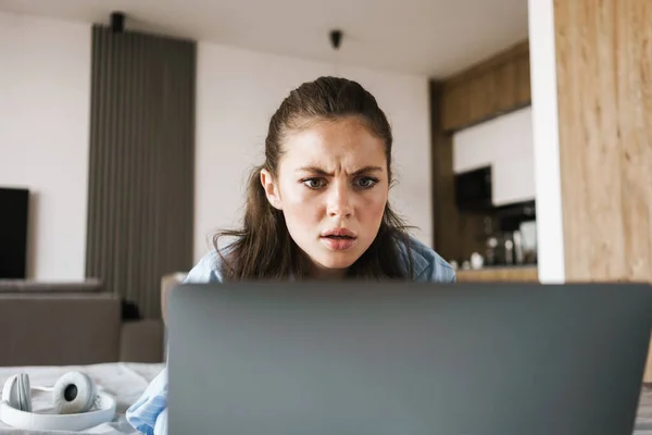 Bild Eines Jungen Unzufriedenen Wütenden Mädchens Auf Einem Bett Schlafzimmer — Stockfoto