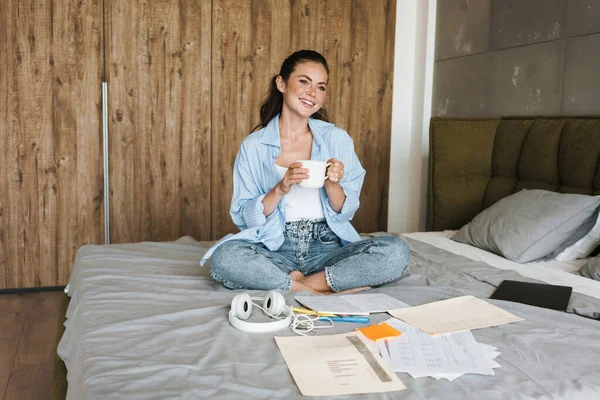 Egy Fiatal Boldog Lány Képe Otthon Kávézik Miközben Papíralapú Dokumentumok — Stock Fotó