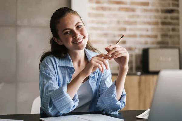 Foto Una Joven Chica Alegre Interior Casa Usando Ordenador Portátil —  Fotos de Stock