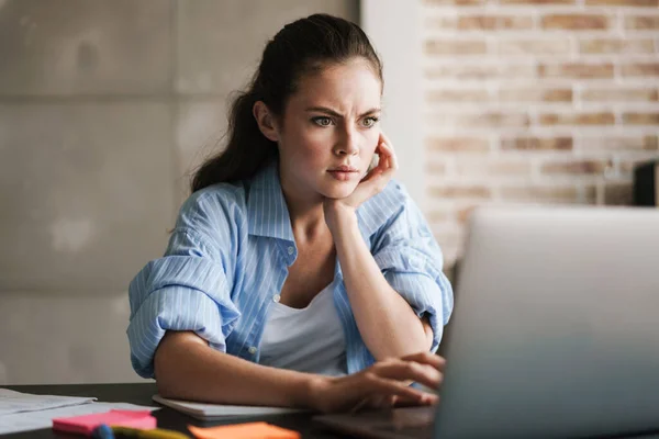 Imagem Uma Jovem Descontente Menina Negativa Dentro Casa Usando Computador — Fotografia de Stock