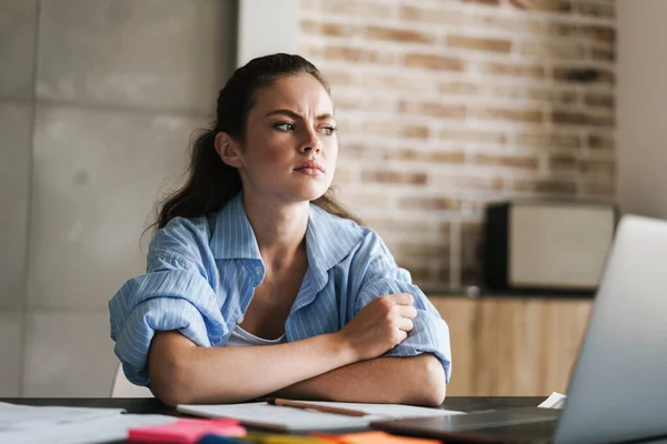 Imagen Una Joven Descontenta Chica Negativa Interior Casa Utilizando Ordenador —  Fotos de Stock