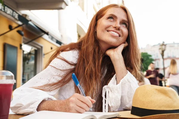 Gros Plan Une Belle Femme Aux Cheveux Rouges Souriante Assise — Photo