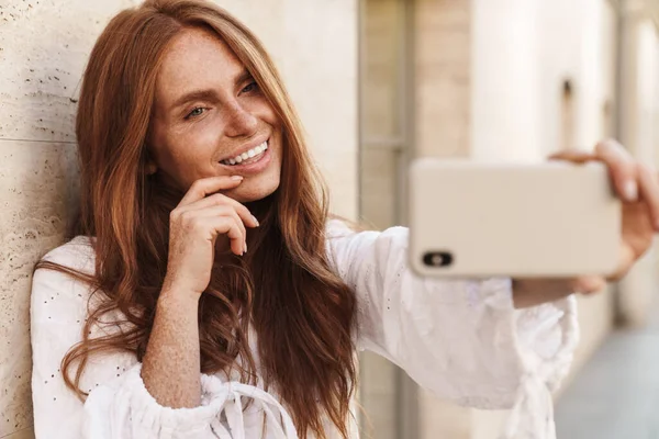 Image Femme Gingembre Heureux Souriant Prenant Selfie Sur Téléphone Portable — Photo