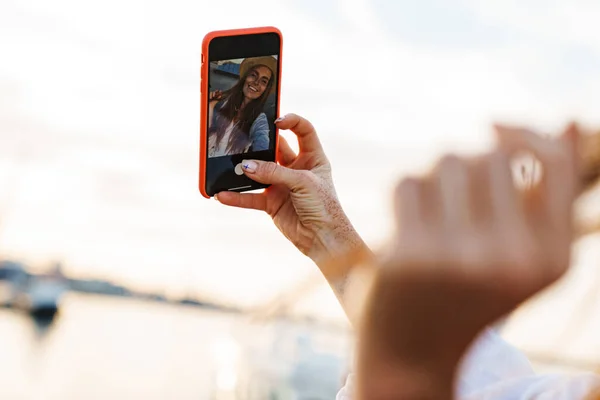 Immagine Ridere Zenzero Donna Sorridente Scattare Selfie Sul Cellulare Lungomare — Foto Stock