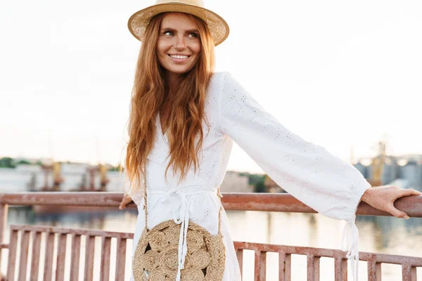 Image Joyful Redhead Woman Hat Smiling Looking Aside While Walking — Stock Photo, Image