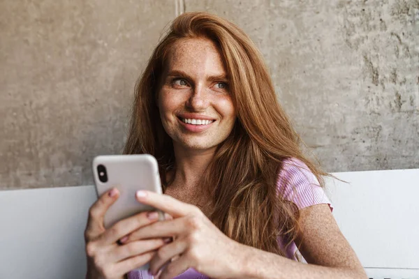 Image Rousse Femme Joyeuse Souriant Utilisant Téléphone Portable Tout Étant — Photo