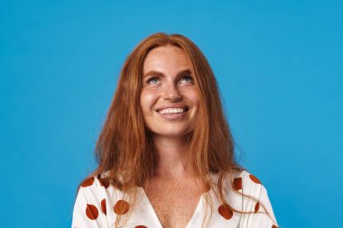 Gülümseyen kadın kopya alanına tek başına bakıyor.