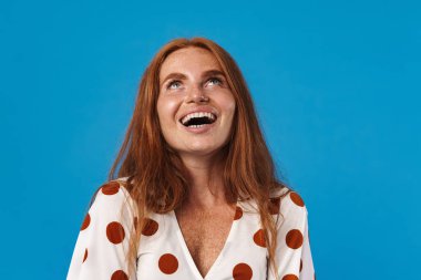 Gülümseyen kadın kopya alanına tek başına bakıyor.