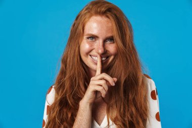 Yaz kıyafetleri içinde genç ve şık bir kız. Sessiz hareketler sergiliyor.