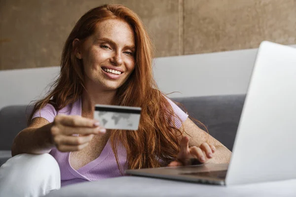 Bild Einer Rothaarigen Lächelnden Frau Mit Kreditkarte Und Laptop Die — Stockfoto