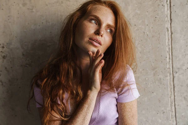 Image Redhead Sensual Woman Looking Aside While Posing Concrete Wall — Stock Photo, Image