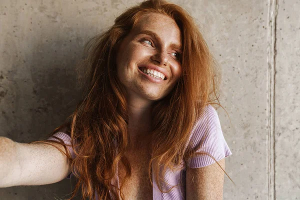 Image Redhead Cheerful Woman Smiling Taking Selfie Photo While Posing — Stock Photo, Image
