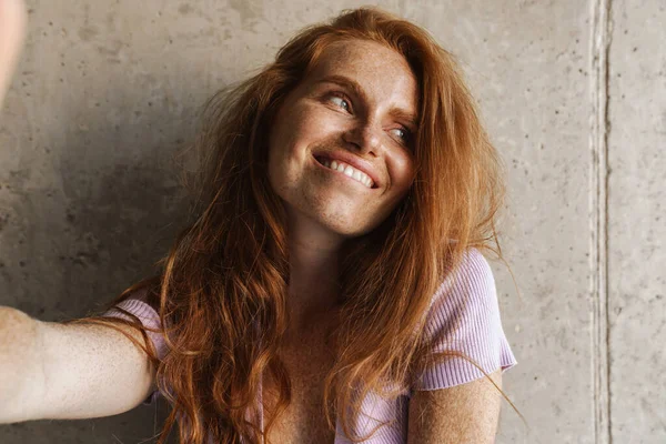 Image Redhead Cheerful Woman Smiling Taking Selfie Photo While Posing — Stock Photo, Image