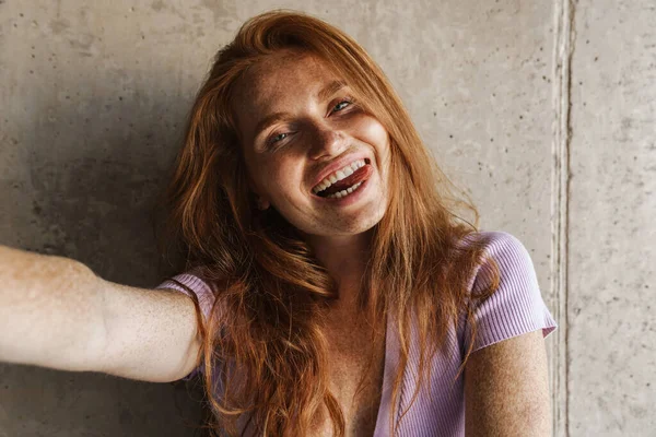 Image Redhead Cheerful Woman Showing Her Tongue Taking Selfie Photo — Stock Photo, Image