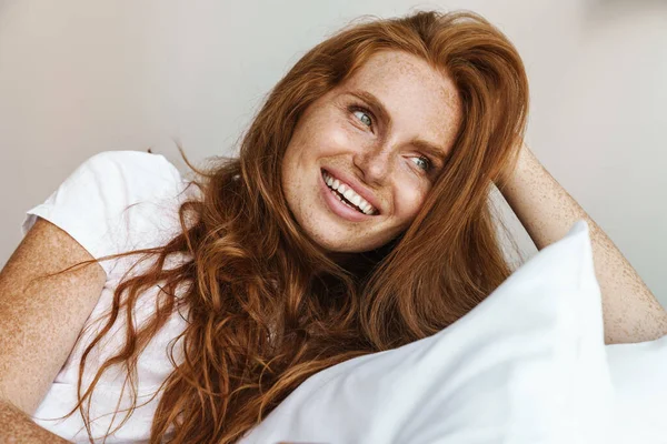 Image Ginger Happy Woman Freckles Smiling Camera While Lying Bed — Stock Photo, Image
