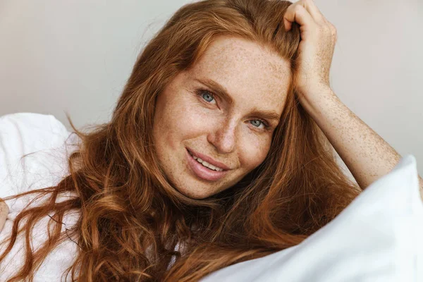 Beeld Van Gember Gelukkig Vrouw Met Sproeten Glimlachen Camera Terwijl — Stockfoto