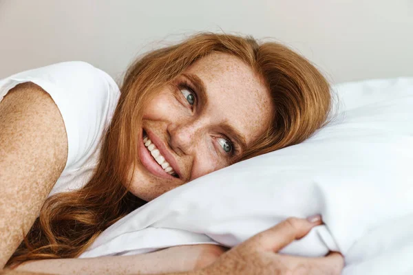 Obraz Rudej Szczęśliwej Kobiety Piegami Uśmiechniętymi Kamery Leżącej Łóżku Domu — Zdjęcie stockowe