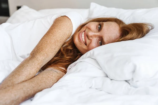 Imagen Jengibre Mujer Feliz Con Pecas Sonriendo Cámara Mientras Está —  Fotos de Stock