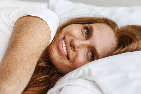 Imagen Jengibre Mujer Feliz Con Pecas Sonriendo Cámara Mientras Está — Foto de Stock