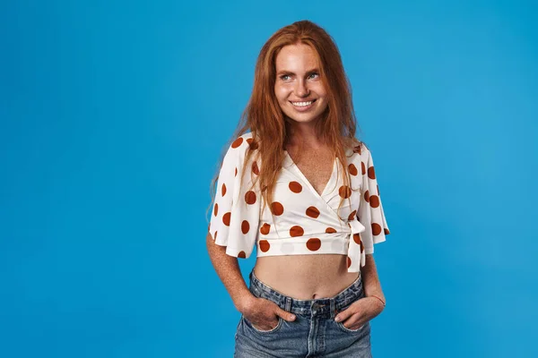 Porträt Einer Schönen Fröhlichen Jungen Frau Mit Langen Roten Haaren — Stockfoto