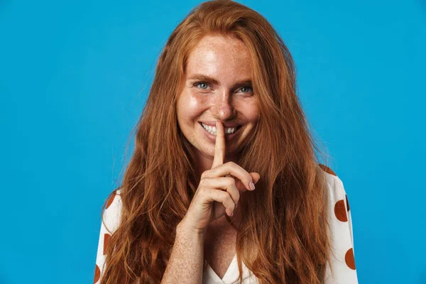 Yaz kıyafetleri içinde genç ve şık bir kız. Sessiz hareketler sergiliyor.