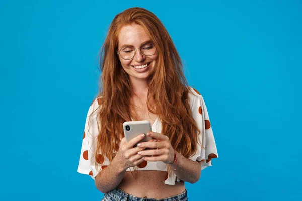 Retrato Uma Bela Jovem Alegre Com Longos Cabelos Vermelhos Vestindo — Fotografia de Stock