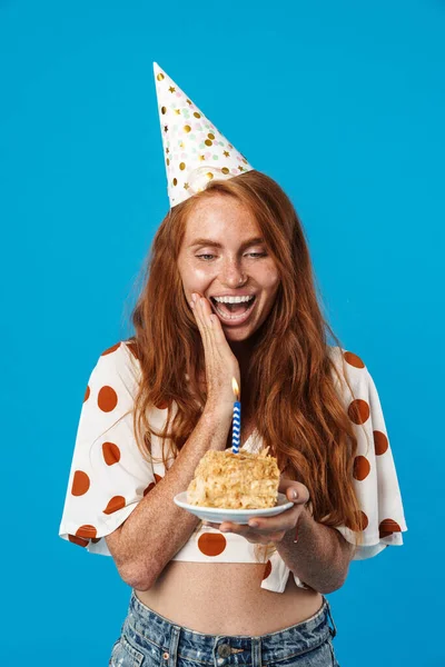 Feliz Aniversário Menina Com Bolo Isolado Sobre Fundo Azul — Fotografia de Stock