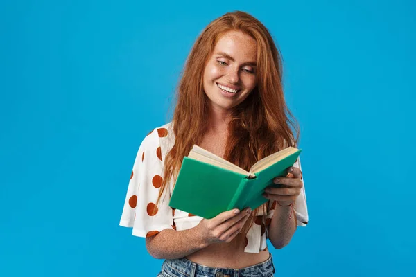 Portret Van Een Mooie Vrolijke Jonge Vrouw Met Lang Rood — Stockfoto