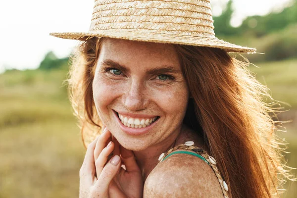 Menina Sorridente Bonita Usando Vestido Verão Andando Prado Durante Pôr — Fotografia de Stock