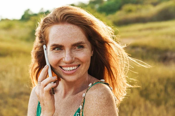 Yeşil tarladan bir kadın arıyor, kapatın.