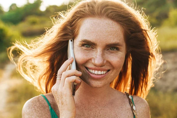 Yeşil tarladan bir kadın arıyor, kapatın.