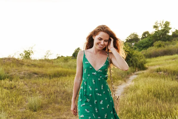 Menina Sorridente Bonita Usando Vestido Verão Andando Prado Durante Pôr — Fotografia de Stock