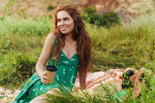 Sorrindo Jovem Mulher Sentada Cobertor Beber Café Livre — Fotografia de Stock