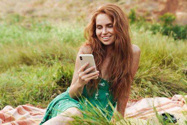 Glückliche Junge Frau Sommerkleid Auf Einer Decke Park Sitzend Sms — Stockfoto