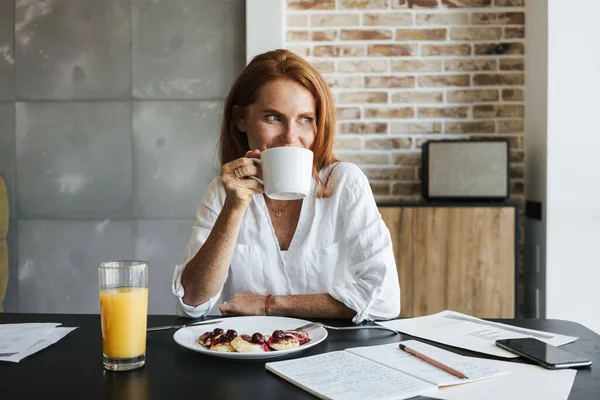 Image Une Femme Affaires Souriante Gingembre Buvant Café Tout Prenant — Photo