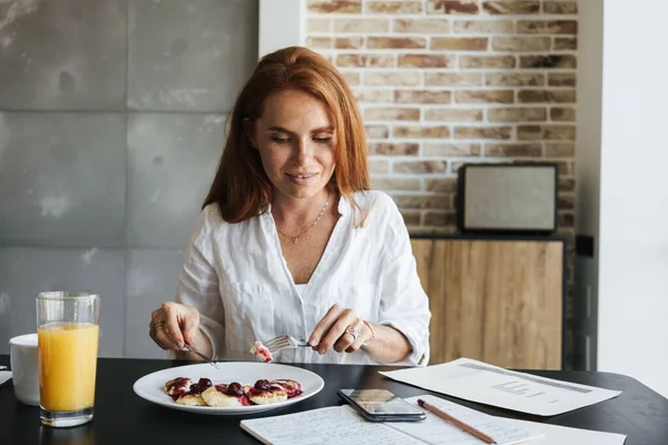 Imagem Empresária Gengibre Satisfeito Usando Celular Enquanto Toma Café Manhã — Fotografia de Stock