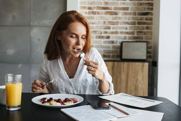 Imagem Empresária Gengibre Séria Usando Celular Enquanto Toma Café Manhã — Fotografia de Stock