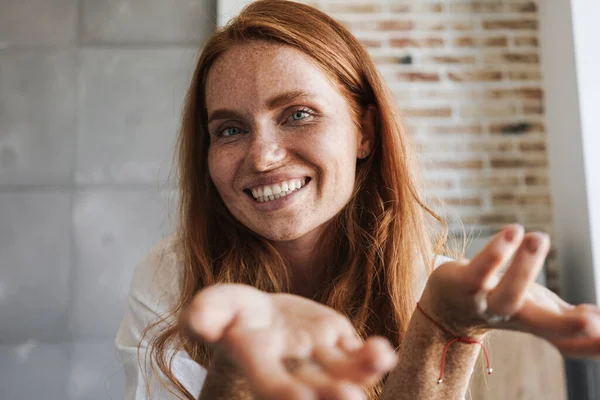 Imagen Mujer Pelirroja Feliz Con Pecas Sonriendo Mostrando Espacio Copia — Foto de Stock