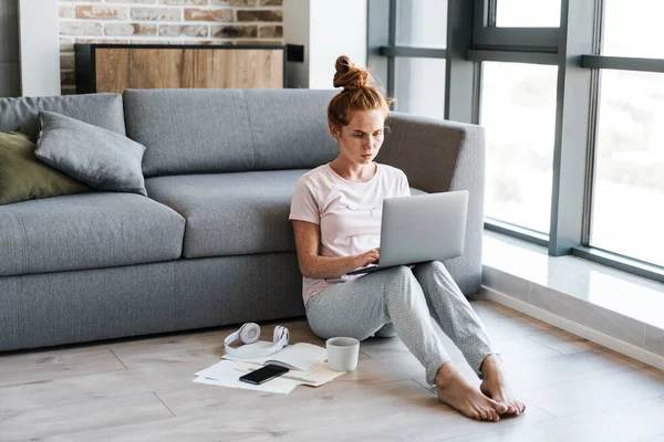 Bild Einer Fokussierten Rothaarigen Frau Die Mit Laptop Arbeitet Während — Stockfoto