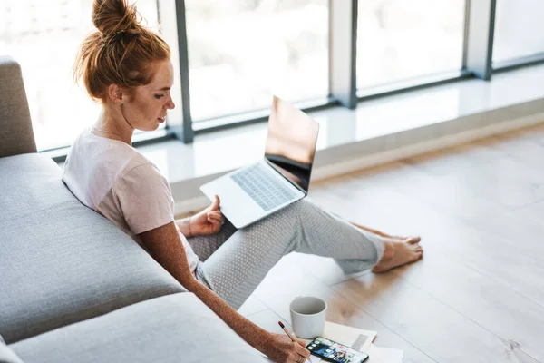 Bild Einer Fokussierten Rothaarigen Frau Die Mit Laptop Arbeitet Während — Stockfoto