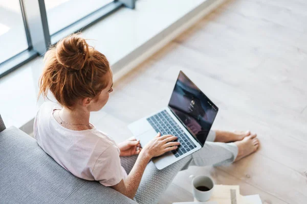Image Focused Redhead Woman Working Laptop While Sitting Floor Home — Stock Photo, Image