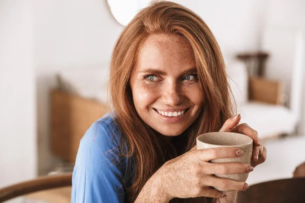 Ελκυστική Νεαρή Χαμογελαστή Γυναίκα Που Πίνει Καφέ Ενώ Κάθεται Στο — Φωτογραφία Αρχείου