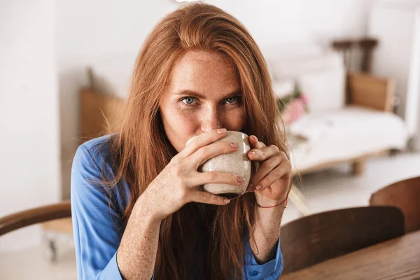 Attrayant Jeune Femme Souriante Prendre Une Tasse Café Tout Étant — Photo