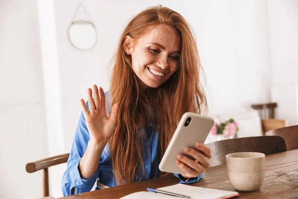 Jonge Glimlachende Vrouw Chatten Mobiele Telefoon Met Videogesprek Het Cafe — Stockfoto