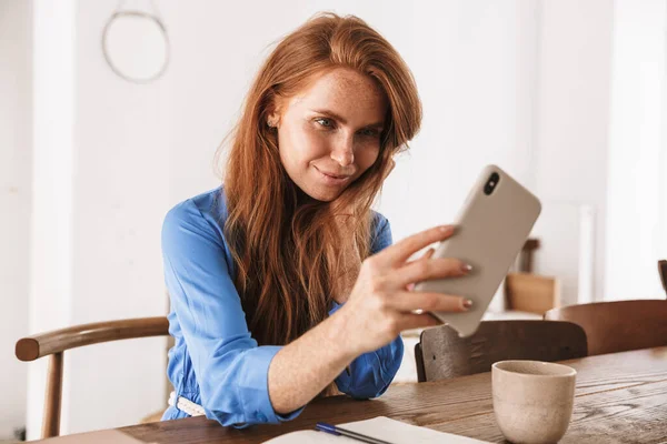 Muito Jovem Mulher Sorridente Com Smartphone Fazendo Selfie Enquanto Descansa — Fotografia de Stock