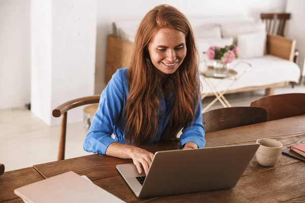 Mulher Sorridente Bonita Sentada Café Com Laptop Dentro Casa — Fotografia de Stock